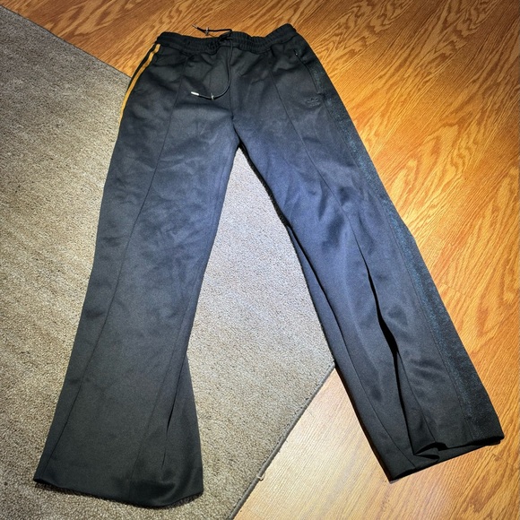 Women’s Adidas Joggers size Medium IVY Park Bx14 - Picture 1 of 4